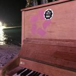 AllPlanet, Klavier am Strand