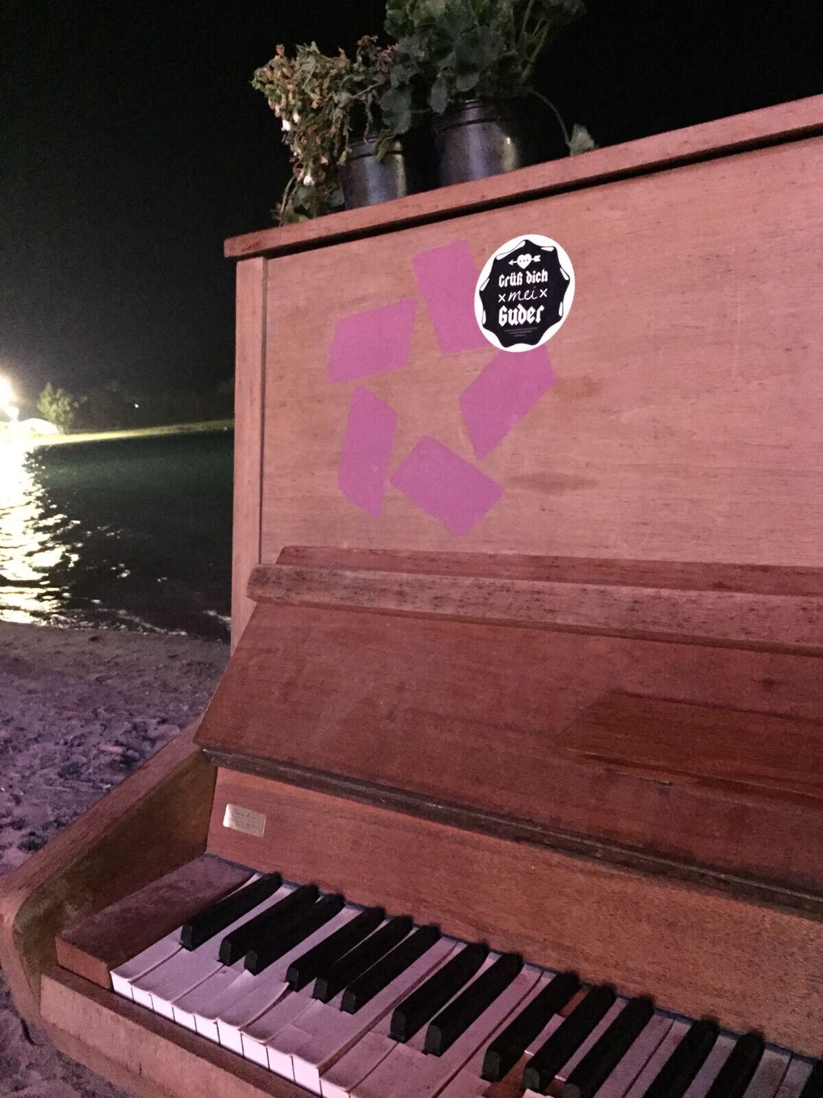 AllPlanet, Klavier am Strand