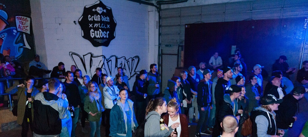 Grüß dich mei Crowd. Company Slow live im Cafe Q. Indoor Skateramp. Cafe Q. Live Rap Coburg.